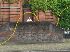 Fractieleider in de gemeenteraad Frank Vannetelbosch (N-VA) voor het oud-gemeentehuis van Wespelaar.