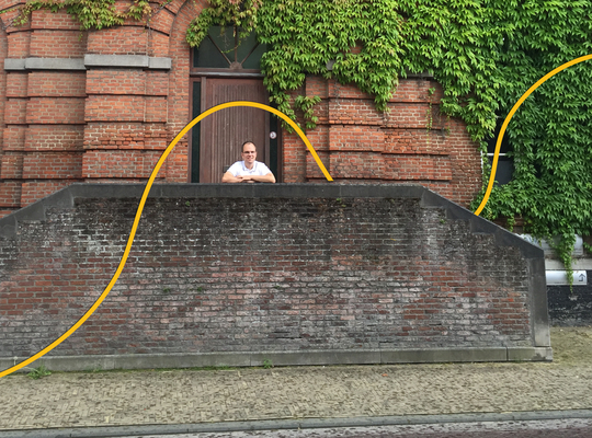 Fractieleider in de gemeenteraad Frank Vannetelbosch (N-VA) voor het oud-gemeentehuis van Wespelaar.